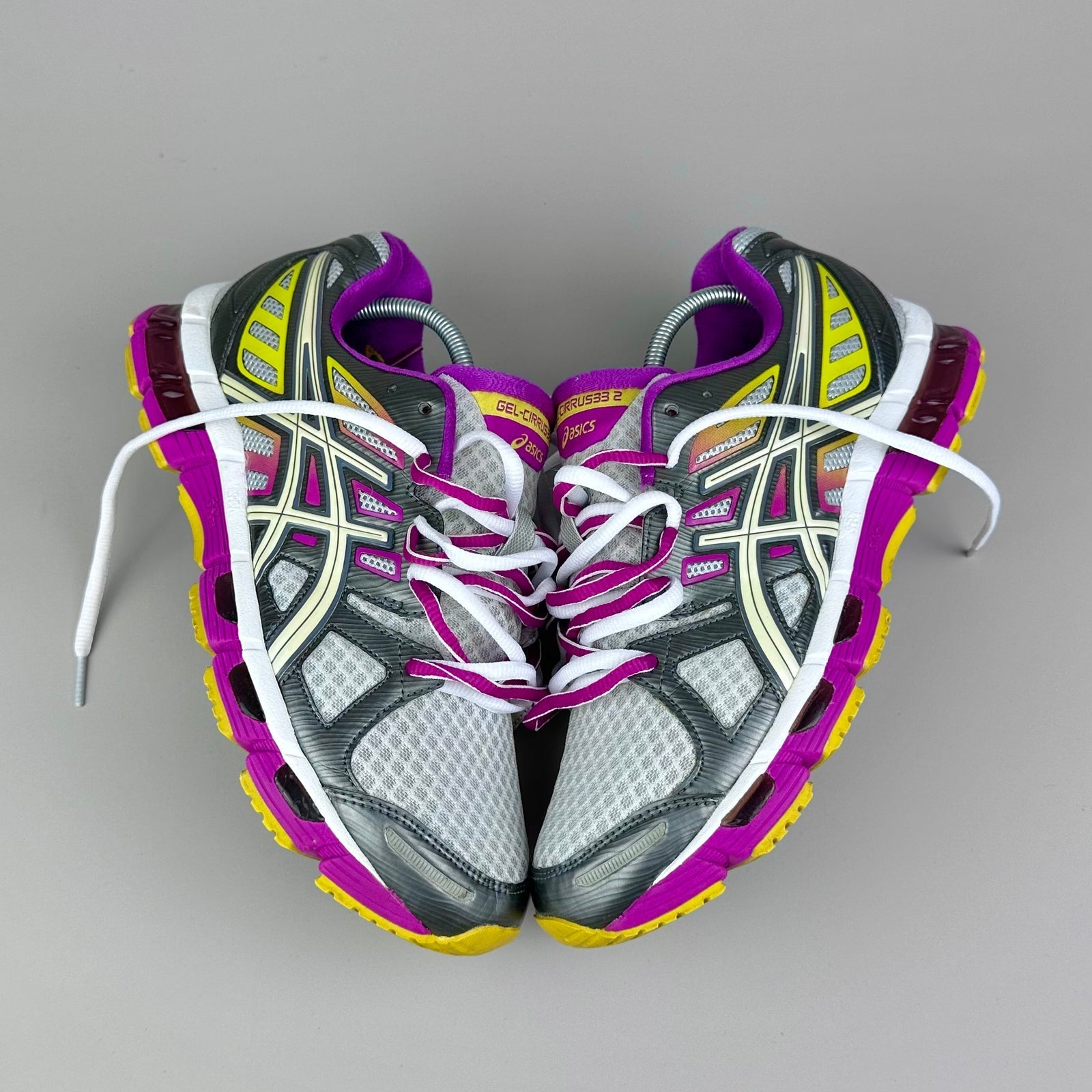 GEL Nimbus 16 — Gris / Fuchsia