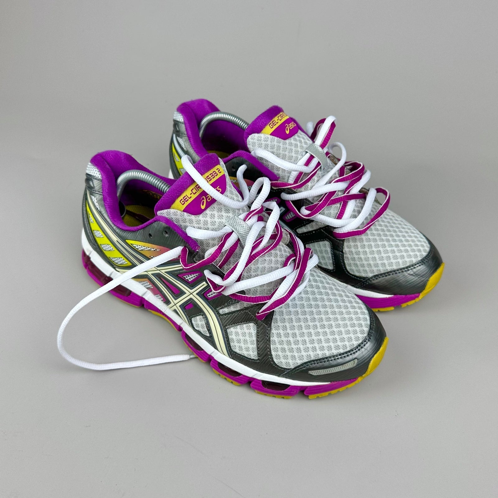 GEL Nimbus 16 — Gris / Fuchsia