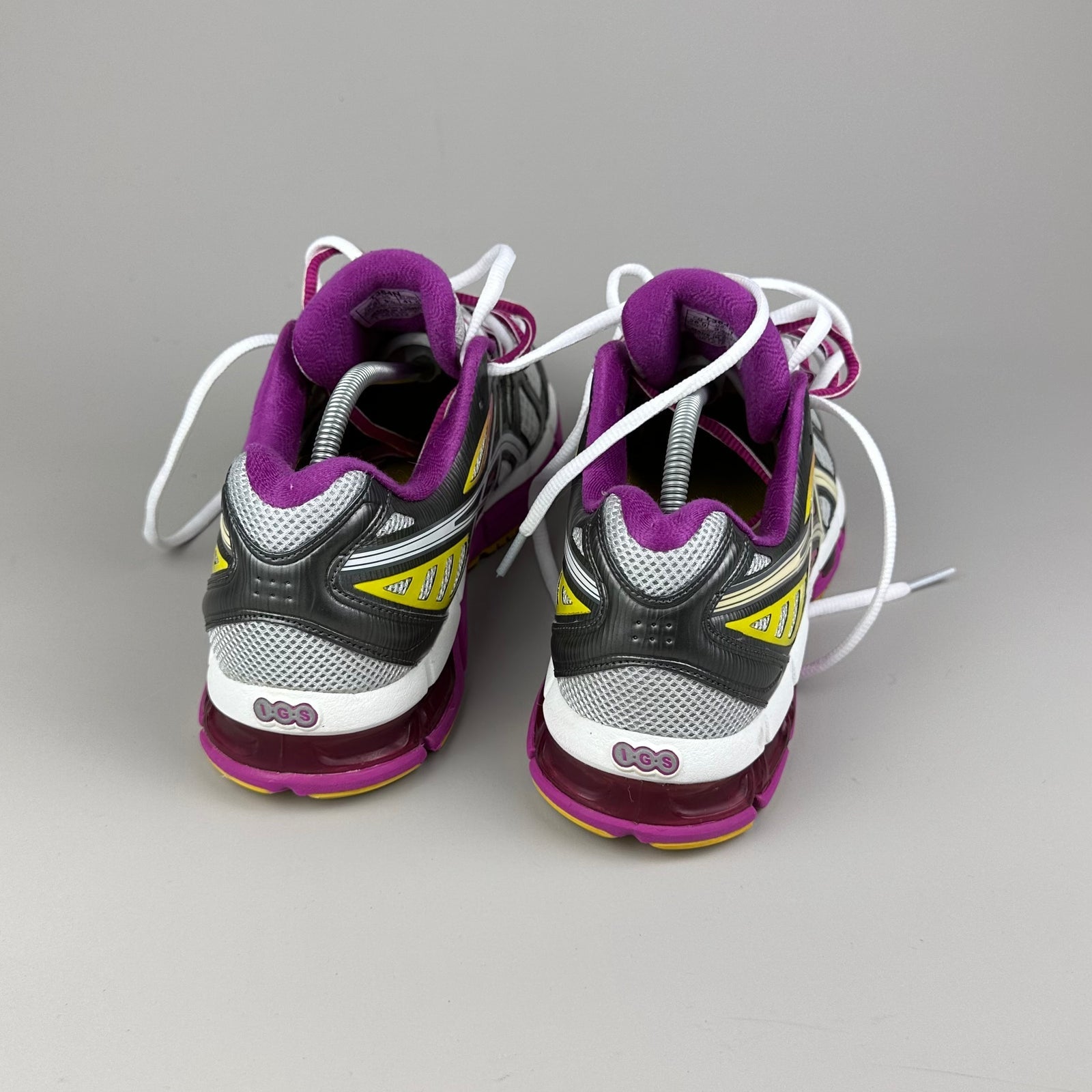 GEL Nimbus 16 — Gris / Fuchsia